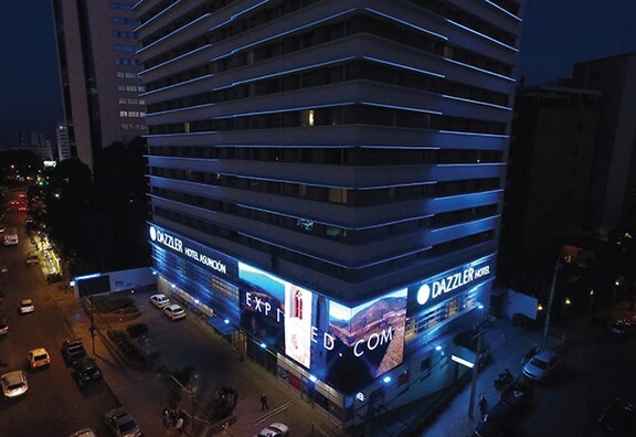 Fachada noturna do Dazzler by Wyndham